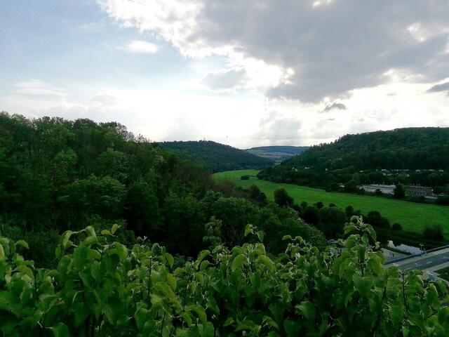 Am Aussichtspunkt mit Blick ins Unstruttal zum Triastor  (2)  -  Kommt bitte mit auf den Rundgang in und um Nebra,danke im voraus !
