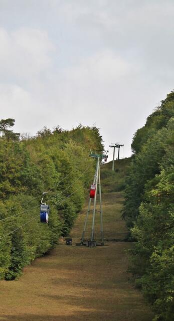 Die älteste Gondelbahn Hessens überwindet die 120 m Höhendifferenz von der Strandpromenade zur Stadt Waldeck schnell und bequem für die Fahrgäste.
