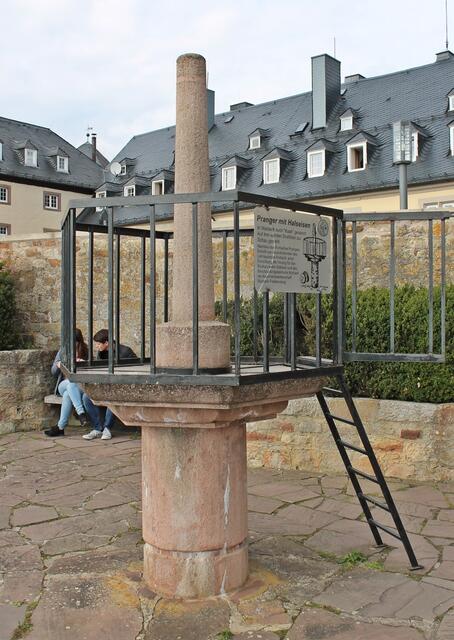 Pranger mit Halseisen.