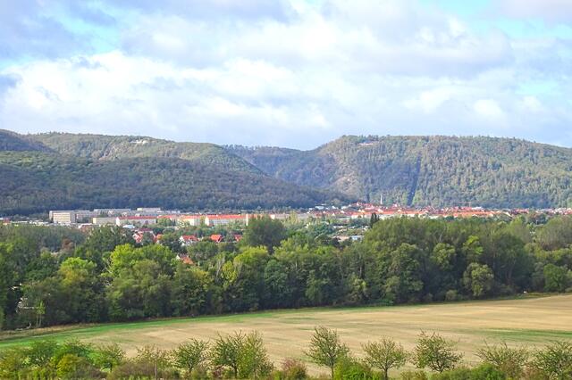 Thale mit den Harzbergen, links oben Baustelle Harzer Bergtheater, rechts Hotel Roßtrappe