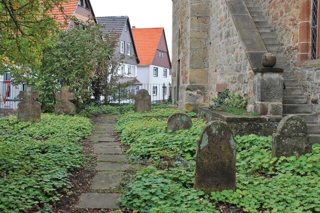Friedhof mit alten Grabsteinen vor der evangelischen Kirche von Waldeck.