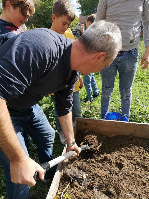 Auch der Lehrer "darf" mithelfen. | Foto: Ana Simunovic, Klasse 6a