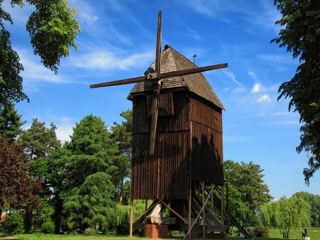 2009 - die abgestützte Mühle vor Beginn der Sanierung