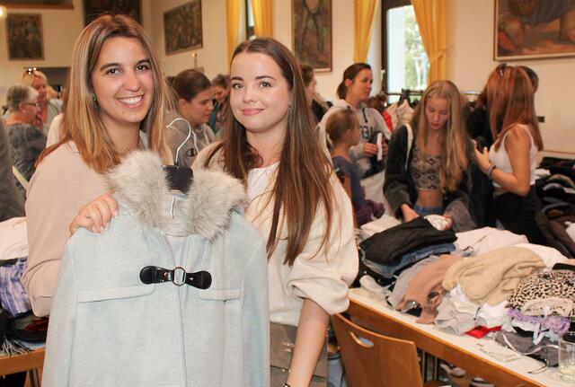 Antonia (links) und Aline hatten richtig  Spaß beim Verkauf ihrer neuwertigen Kleidungsstücke. | Foto: Peter Heider