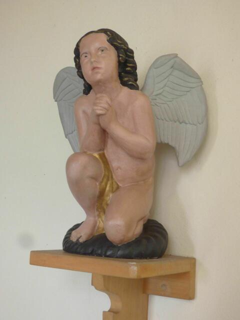 Bei Aufräumungsarbeiten auf dem Dachboden wurde dieser kniende Engel aus Gips gefunden.