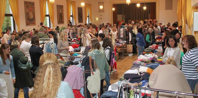 Wie in einem Ameisennest wimmelte es beim Secondhandflohmarkt der Frauenunion in der Meitinger Gemeindehalle, über 200 Frauen und Mädchen boten Schnäppchen zum Kauf an. | Foto: Peter Heider