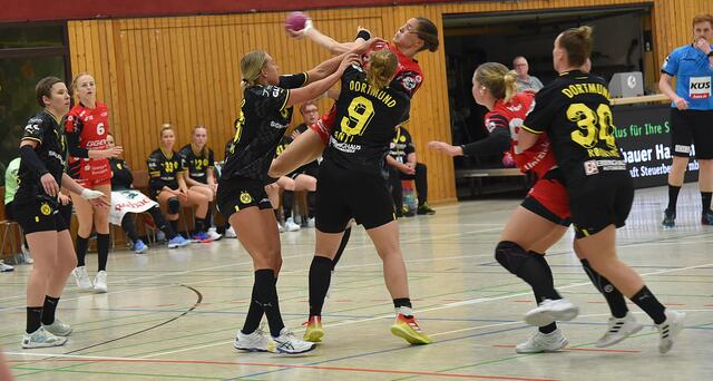 Lilli Holste wird von den BVB Girls Dana Bleckmann und Lisa Antl gebremst...FotoArchiv Merkel+Merkel