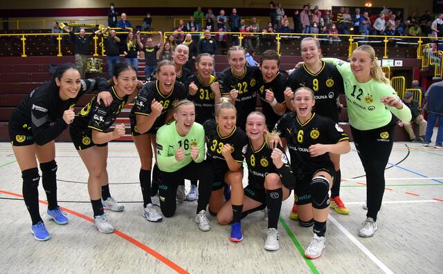 Mannschaftsfoto der BVB-Ladies nach dem Schlusspfiff...FotoArchiv Merkel+Merkel