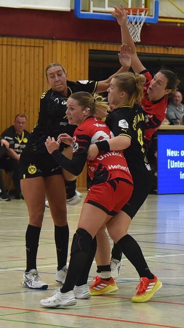 Sarah van Gulik (Flames) wird von Dana Bleckmann und Lisa Antl geblockt....FotoArchiv Merkel+Merkel