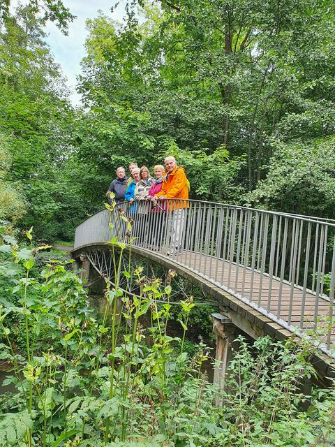 Auf der Lavesbrücke die Wanderer auf der langen Strecke