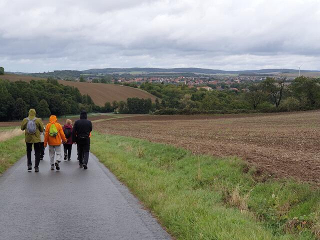 Der Weg führt nach Sottrum in der Ferne