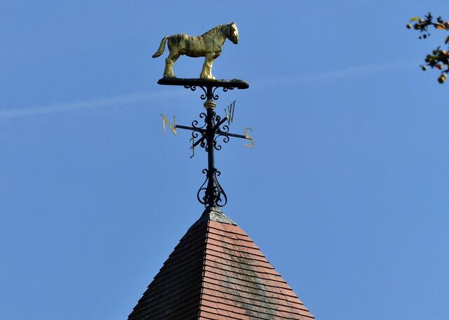 Die Wetterfahne zeigt ein Clydesdale-Pferd, eine schottische Zugpferderasse. Es ist nach seinem Ursprungsgebiet, dem Clydesdale oder Tal des Flusses Clyde, benannt.