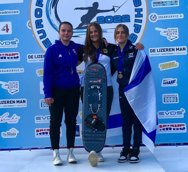 Die 19jährige Laura Hillenbrand feierte gleich im ersten Jahr in der offenen Klasse ihren ersten Europameister-Titel im Trickski. | Foto: Nicole Hillenbrand