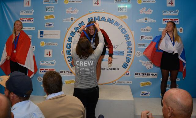 Laura Hillenbrand gewinnt die Königsdisziplin im Wasserski: Sie wird mit knappem Vorsprung Europameisterin in der Kombination nach einem spannenden Dreikampf mit Bianca Schall aus Österreich und Karin Boriková aus der Slowakei.