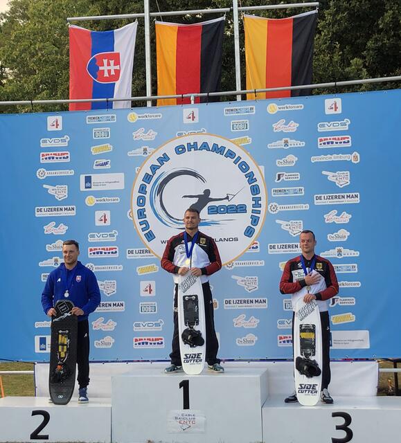 Niklas Heinicke feiert im Trickski seinen ersten Europameister-Titel nach einer Weltklasse-Leistung - mit persönlicher Bestleistung und neuem Deutschen Rekord!. | Foto: Nicole Hillenbrand, Friedberg