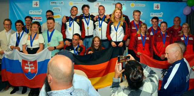 Nach über 20 Jahren gewinnen Niklas Heinicke und Laura Hillenbrand zusammen mit der Nationalmannschaft wieder den Europameister-Titel in der Team-Wertung.