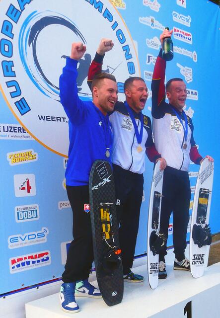 Die Sektdusche für den frisch gebackenen Europameister Niklas Heinicke gabs gleich im Anschluß an die deutsche Nationalhymne. | Foto: Michael Baumgardt, Augsburg