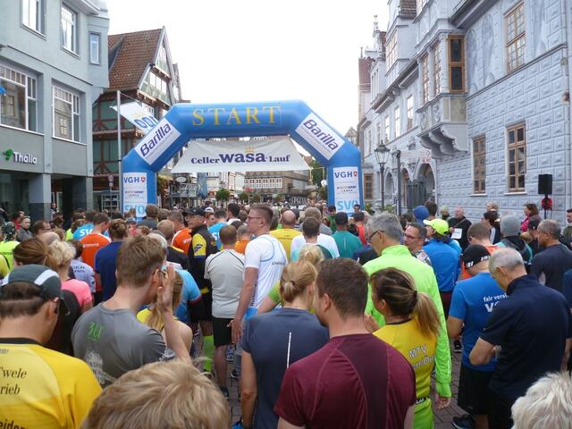 Teilnehmer/innen am 10-Kilometer-Lauf.