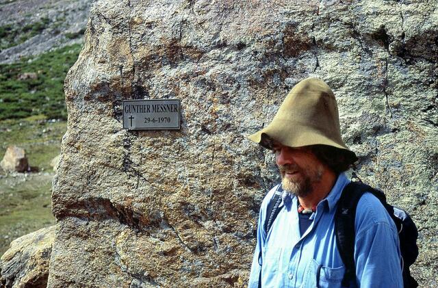 Eine Metallplatte erinnert an Günther Messner.