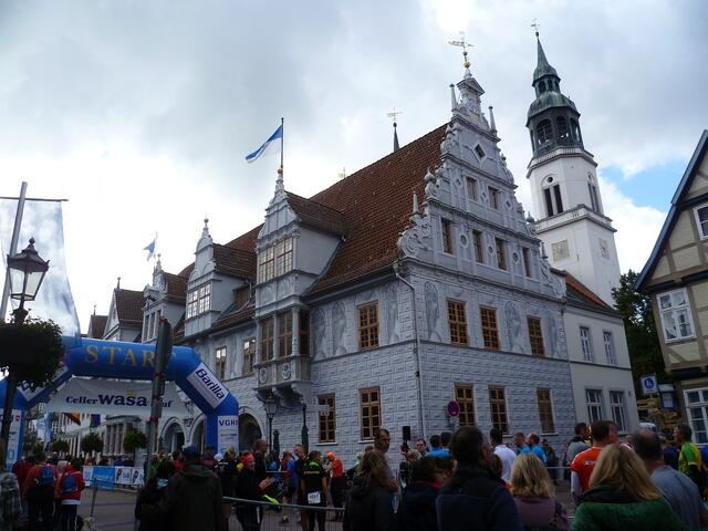 Eine imposante Kulisse. Vor dem Celler Rathaus findet der Start statt.