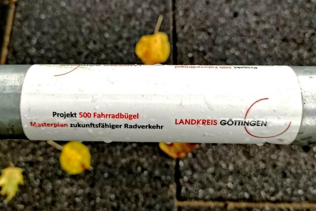 Laut Bürgermeister wurden Fahrradabstellplätze in der Baugenehmigung für das Rathaus gefordert. Warum die vom Landkreis Göttingen gefördertern Abstellplätze aber in einem Bereich installiert wurden, wo Radfahren verboten ist, bleibt bisher ein Geheimnis der Verwaltung!