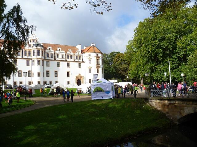 Startnummernausgabe vor dem Schloss in Celle.