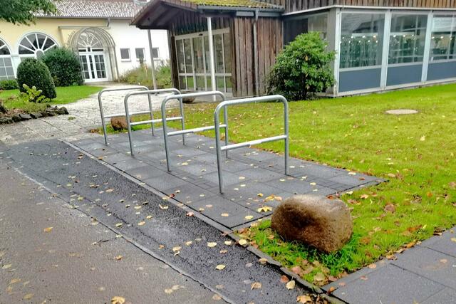 Fahrradbügel bzw. Fahrradabstellplätze am Kurparkausgang vom Haus des Gastes/neues Rathaus, obwohl hier Radfahren nicht erlaubt ist? Die Abstellplätze gehören auf die gegenüberliegende Seite des Gebäudes!