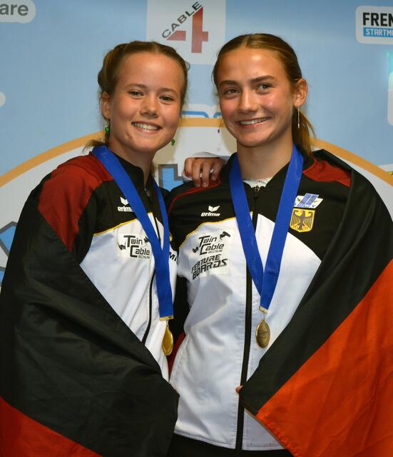 Paula Götz (rechts) mit Bronze in der Kombinationswertung bei den U15 Girls. Der Sieg ging an ihre deutsche Team-Kollegin Clara Miserok vom WSC Kiefersfelden.