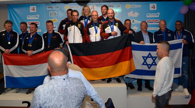 Nach zwei Disziplinen (Slalom und Springen) lag das deutsche Senioren-Team rund um Teamcaptain Jürgen Usinger und Andreas Hillenbrand noch auf Rang zwei. Durch eine starke Leistung im Trickski konnten sie noch an den führenden Niederländern vorbeiziehen und den Mannschaftstitel aus dem Vorjahr verteidigen. | Foto: Nicole Hillenbrand, Friedberg