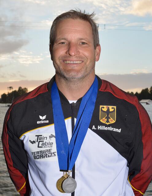 Andreas Hillenbrand, Senior Men 1
4. Platz Trickski (2.150 Punkte) 
6. Platz Slalom (3 Bojen/12m/55kmh)
3. Platz Springen (38,50 Meter)
2. Platz Kombination
1. Platz Mannschaft | Foto: Nicole Hillenbrand, Friedberg