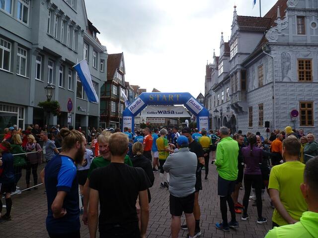 Die ersten Athletinnen und Athleten finden sich am Startbogen ein.