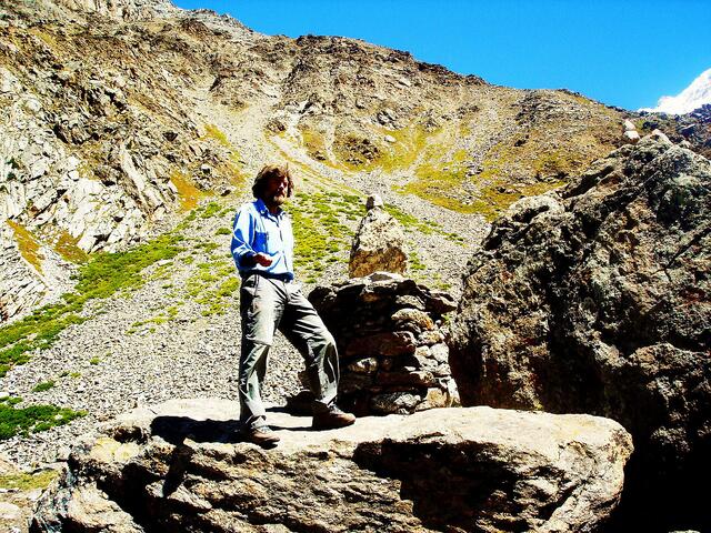 Zum Gedenken an Günther Messner wurde  eine Steinpyramide errichtet.