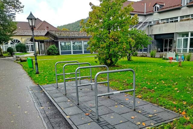 Ein weiterer Fahrradabstellplatz wurde in der Mitte des Haus des Gastes/neues Rathaus geschaffen, obwohl Radfahren nicht erlaubt ist? Die Abstellplätze gehören auf die gegenüberliegende Seite des Gebäudes!
