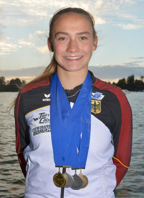 Paula Götz, U15
1. Platz Trickski (1.890 Punkte)
8. Platz Slalom (3,5 Bojen/18,25m/40kmh)
2. Platz Springen (27,40 Meter)
3. Platz Kombination
2. Platz Mannschaft