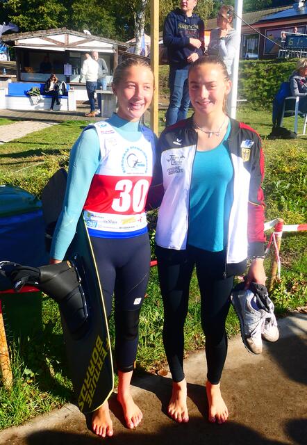 So macht Finale Spaß: Leni Bauer freut sich über Bronze im Trickski U19 gemeinsam mit Paula Götz, die kurz zuvor in dieser Disziplin Junioren-Europameisterin U15 wurde. | Foto: Michael Baumgardt, Augsburg