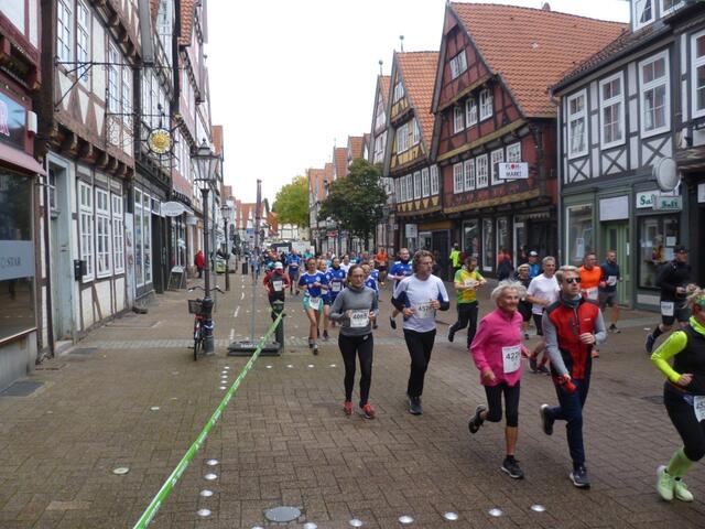 Teilnehmer/innen am 10-Kilometer-Lauf.