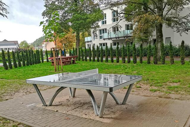 Einst spielten hier Kinder Fußball, nun wurde der Bereich mit einer Baumreihe abgegrenzt und eine Tischtennissplatte  aufgestellt. Warum, wieso, wer bezahlte die Maßnahme, möchte die WgiR wissen?
