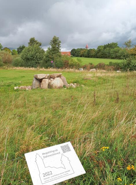 Megalithgrab Dahmeshöved von 2022  - in Hintergrund der Leuchtturm