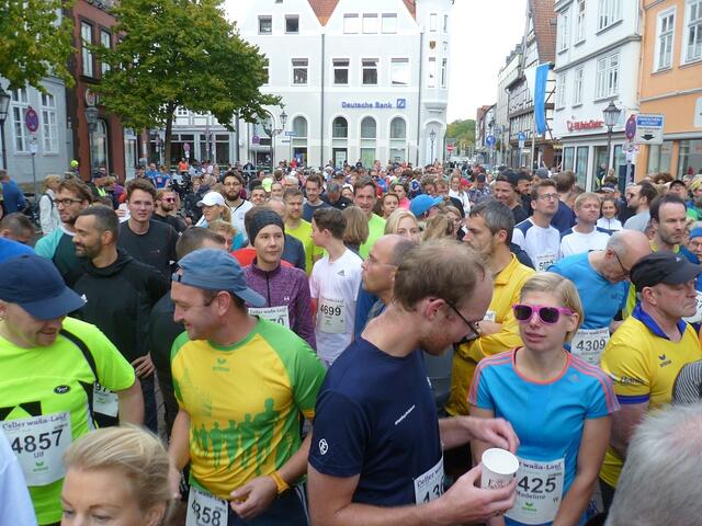 Die Teilnehmer/innen am 10-Kilometer-Lauf hinter dem Berichterstatter...