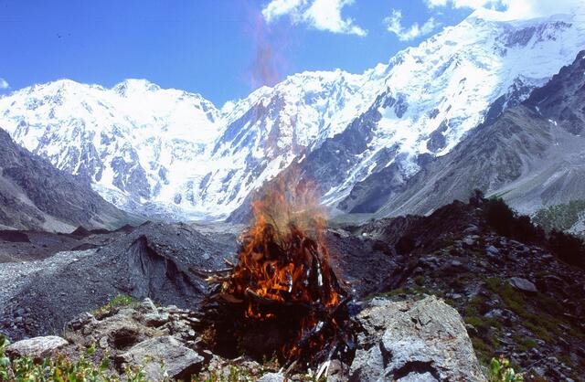 In einer feierlichen Zeremonie wurden die sterblichen Überreste von Günther Messner dem Feuer übergeben.