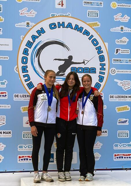Paula Götz (links)ist mit neuer persönlicher Bestleistung von 27,40 Meter Junioren-Vizeuropameisterin in der Altersklasse U15