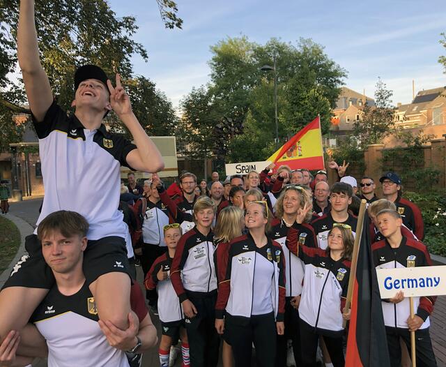 Das deutsche Team beim Einzug zur Eröffnungsfeier im Rathaus von Weert. | Foto: Nicole Hillenbrand, Friedberg