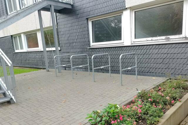 Auch im Bereich der Gymnastikhalle wurden Fahrradbügel installiert. Die Abstellplätze gehören auf die gegenüberliegende Seite des Gebäudes, dort der Publikumsverkehr des neuen Rathauses/Haus des Gastes ist!