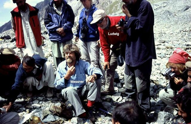 Fundstelle der sterblichen Überreste von Günther Messner am Gletscherfuß der Diamirwand des Nanga Parbat. Er wurde 1970 nach der erfolgreichen Gipfelbesteigung beim Abstieg von einer Lawine verschüttet