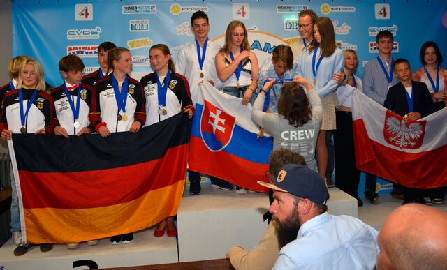 Luis Bauer (links) und Paula Götz (rechts) feierten mit dem deutschen U15-Team die Silber-Medaille.
