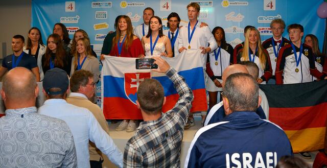 Phoenix Baumgardt, Leni Bauer, Nils Quigley und Carlo Müller gewinnen mit dem deutschen U19-Team die Bronze-Medaille.