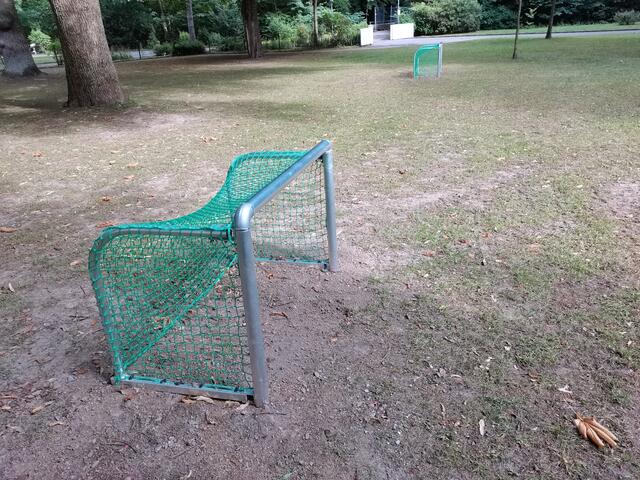 Merkwürdig, seit einiger Zeit stehen in der Ruhezone des Kurparks vier kleine Tore und dies dort, wo laut Kurparkordnung  das Betreten des Rasens verboten ist?