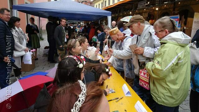 Autogramme sind sehr gefragt - auch wenn es immer wieder Schauer gibt bei der Autogrammstunde