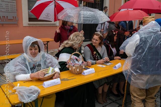 Autogrammstunde im Regen