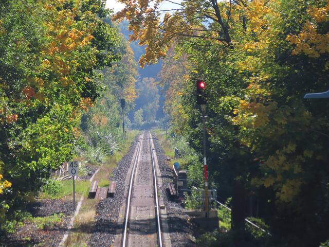 Von da hinten kommt irgendwann der Zug aus Richtung MARBURG.
